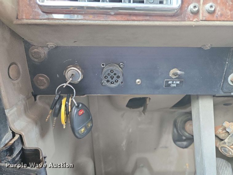 image for item EN8965 2007 International 9900ix semi truck