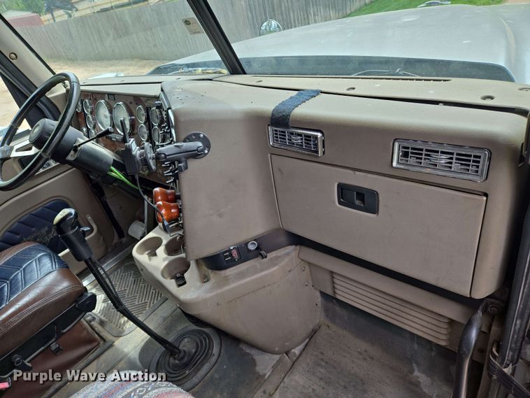 image for item EN8965 2007 International 9900ix semi truck