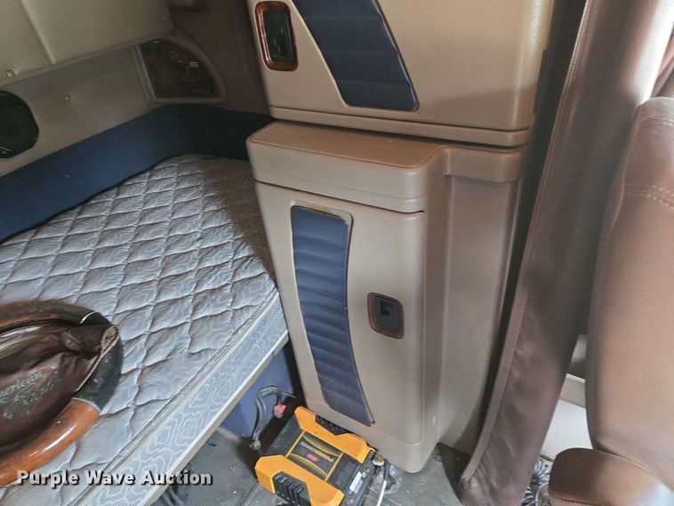 image for item EN8965 2007 International 9900ix semi truck