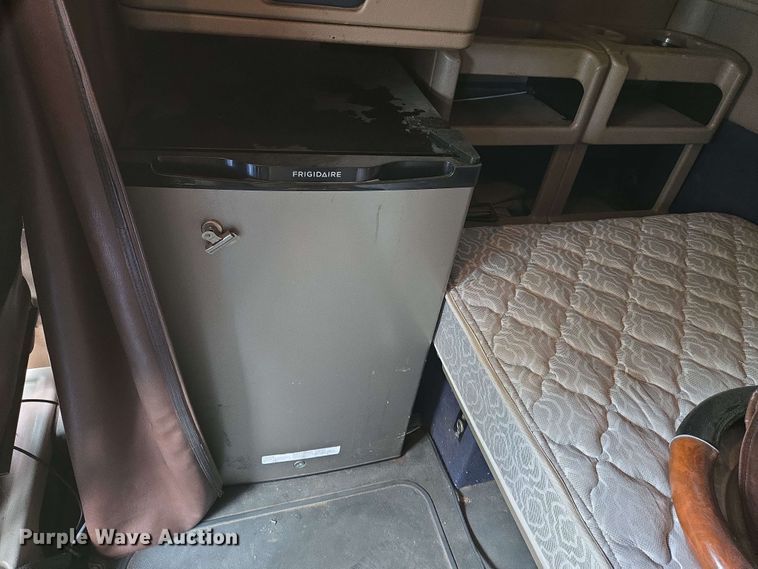 image for item EN8965 2007 International 9900ix semi truck