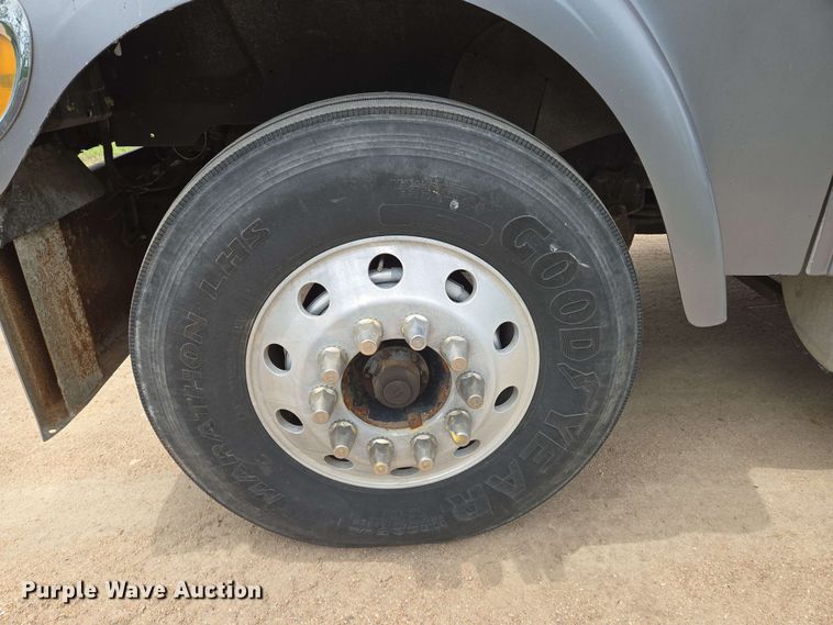 image for item EN8965 2007 International 9900ix semi truck