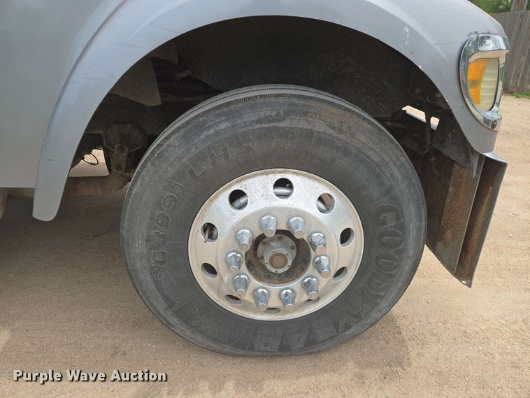 image for item EN8965 2007 International 9900ix semi truck