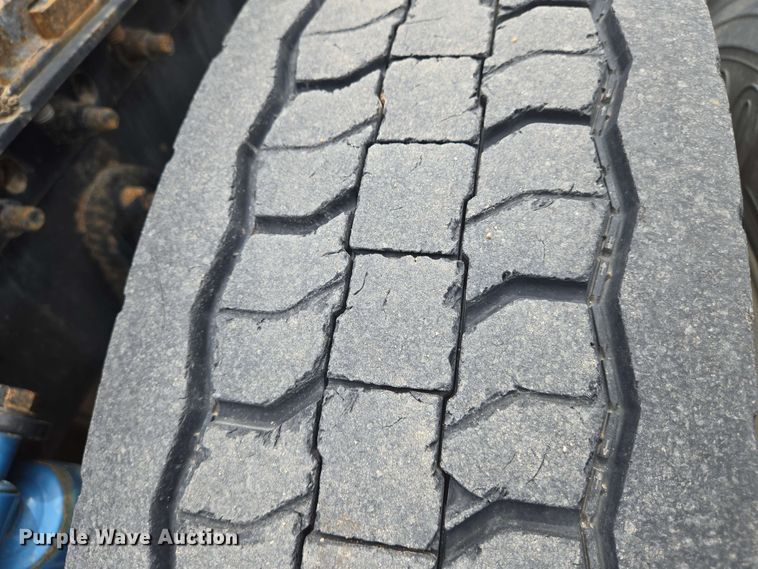 image for item EN8965 2007 International 9900ix semi truck