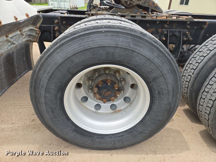 image for item EN8965 2007 International 9900ix semi truck