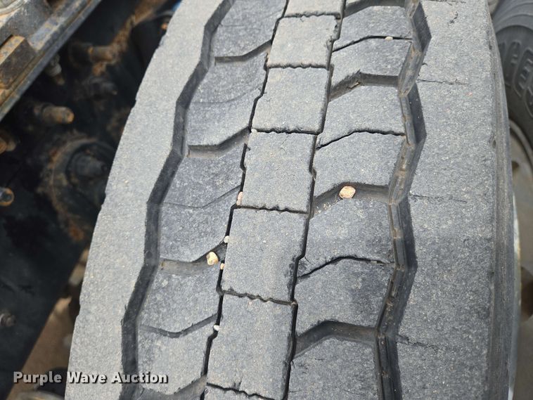 image for item EN8965 2007 International 9900ix semi truck