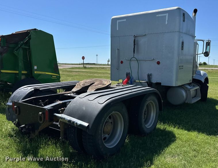 image for item EQ4772 2007 Peterbilt 386 semi truck