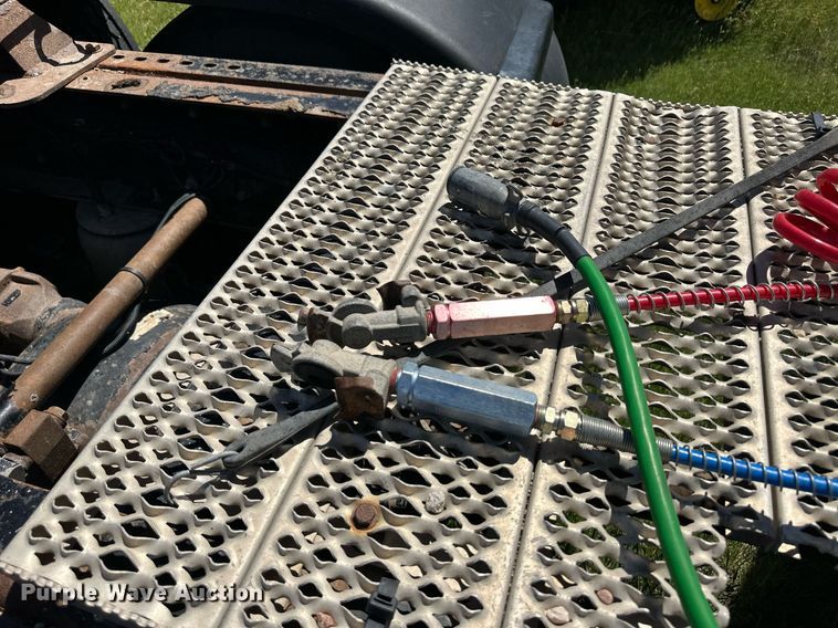 image for item EQ4772 2007 Peterbilt 386 semi truck