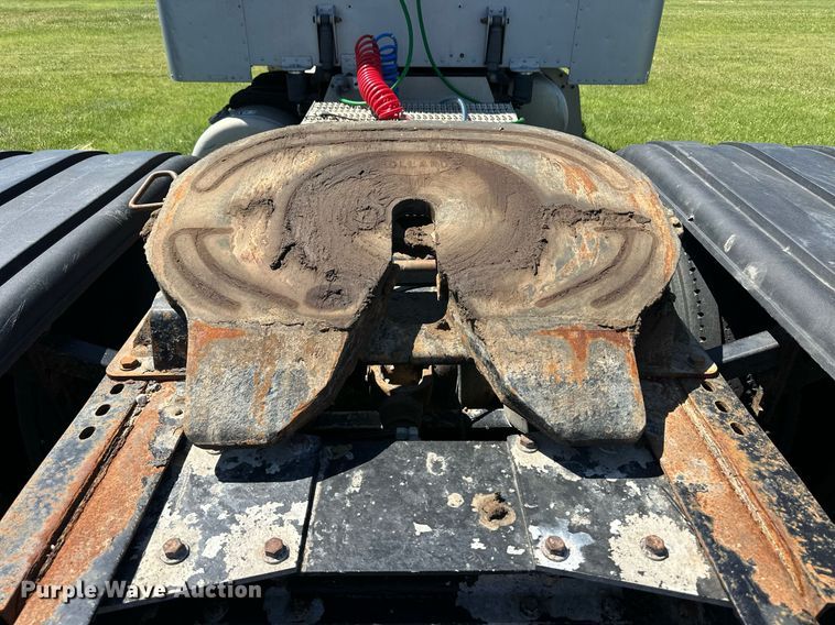 image for item EQ4772 2007 Peterbilt 386 semi truck