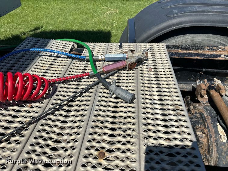 image for item EQ4772 2007 Peterbilt 386 semi truck