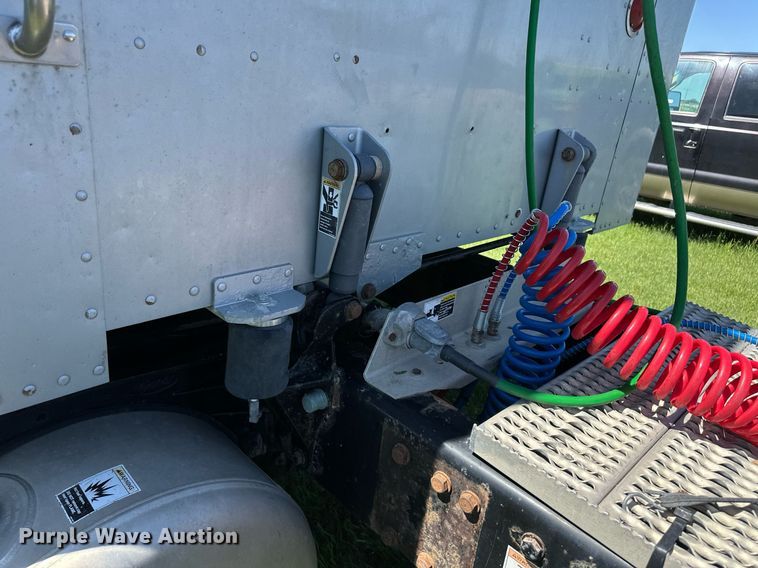 image for item EQ4772 2007 Peterbilt 386 semi truck