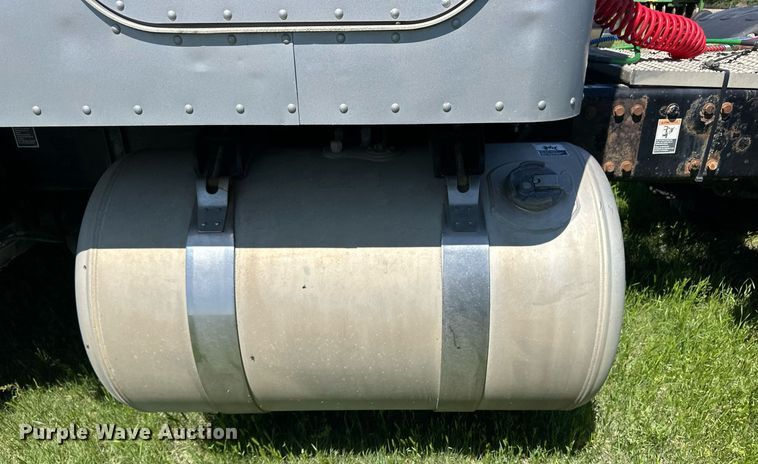 image for item EQ4772 2007 Peterbilt 386 semi truck