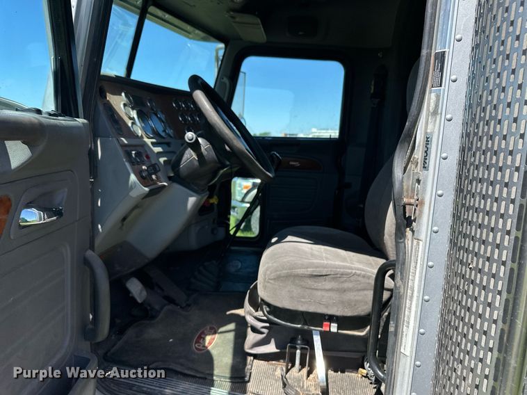 image for item EQ4772 2007 Peterbilt 386 semi truck