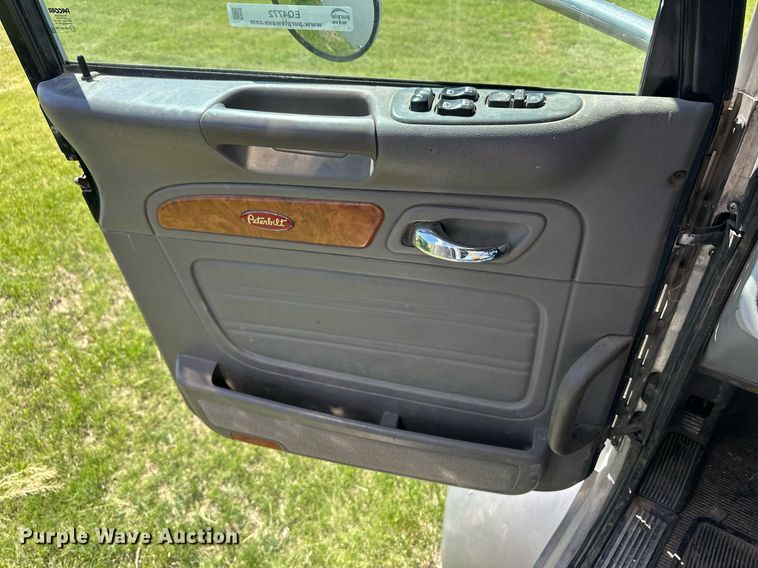 image for item EQ4772 2007 Peterbilt 386 semi truck