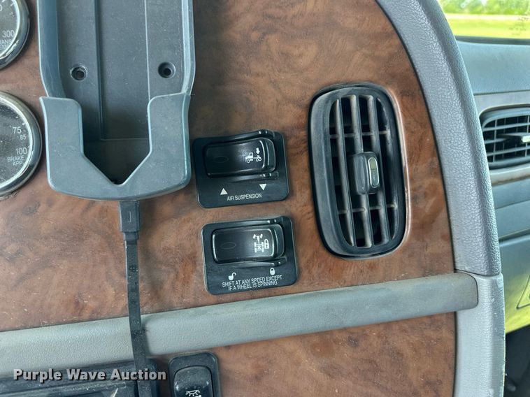 image for item EQ4772 2007 Peterbilt 386 semi truck