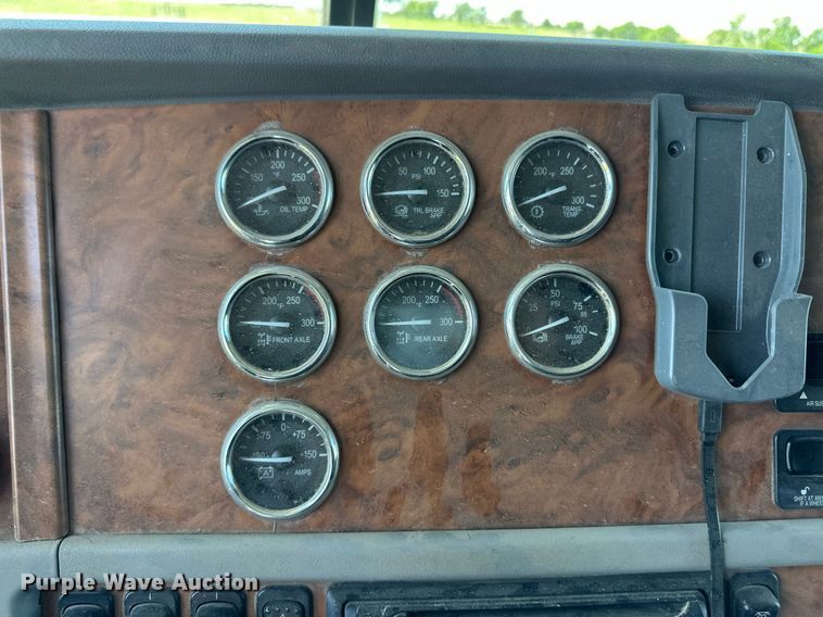 image for item EQ4772 2007 Peterbilt 386 semi truck