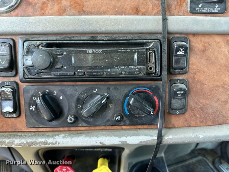 image for item EQ4772 2007 Peterbilt 386 semi truck