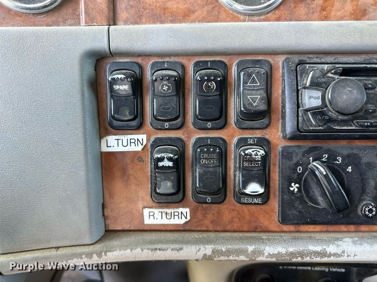 image for item EQ4772 2007 Peterbilt 386 semi truck