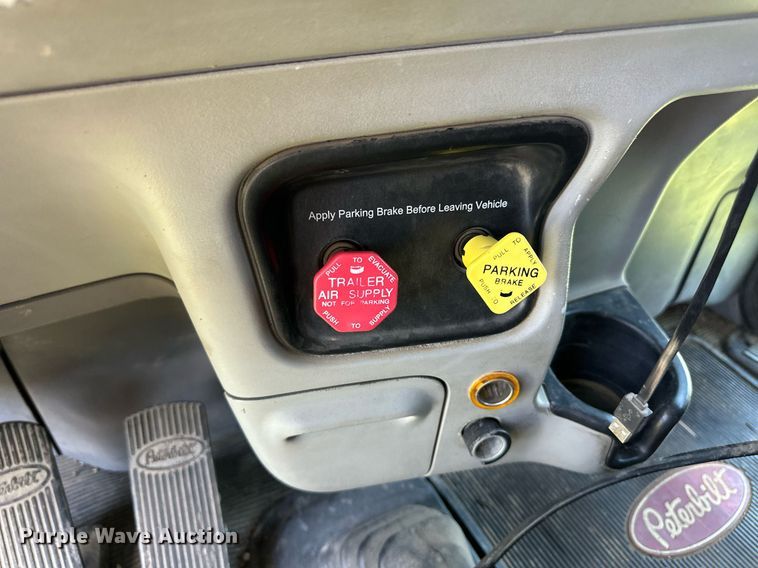 image for item EQ4772 2007 Peterbilt 386 semi truck