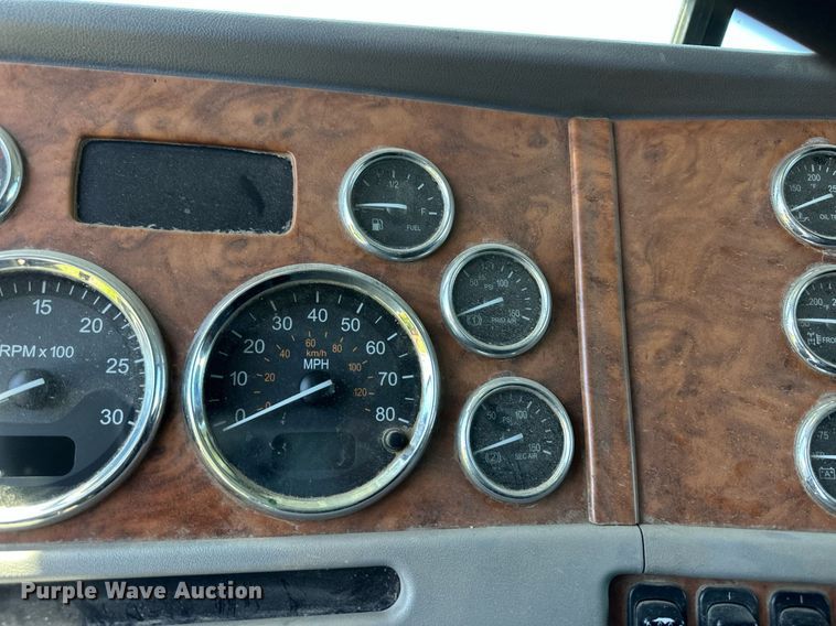 image for item EQ4772 2007 Peterbilt 386 semi truck