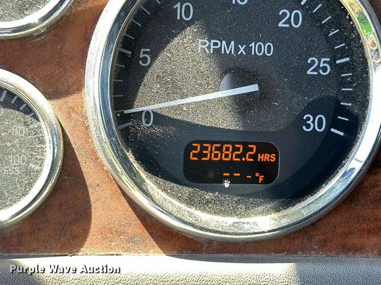 image for item EQ4772 2007 Peterbilt 386 semi truck