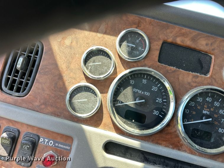 image for item EQ4772 2007 Peterbilt 386 semi truck