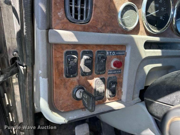 image for item EQ4772 2007 Peterbilt 386 semi truck