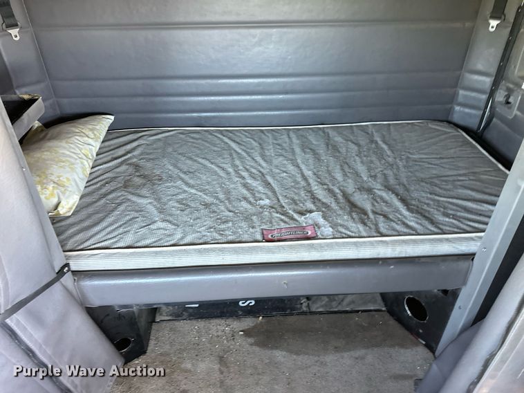 image for item EQ4772 2007 Peterbilt 386 semi truck