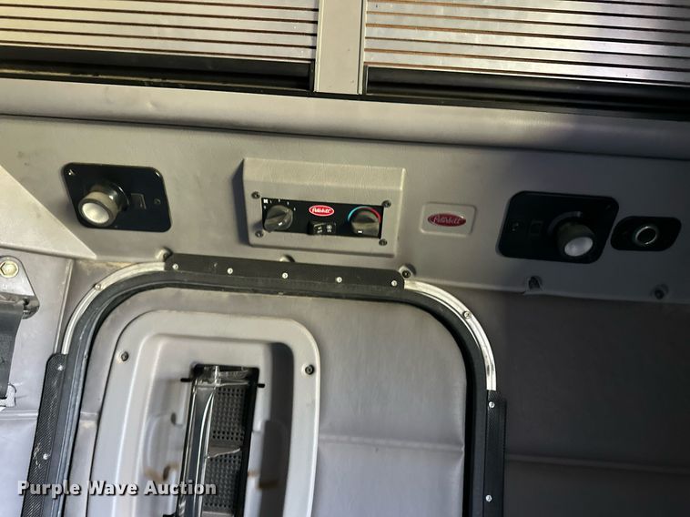 image for item EQ4772 2007 Peterbilt 386 semi truck