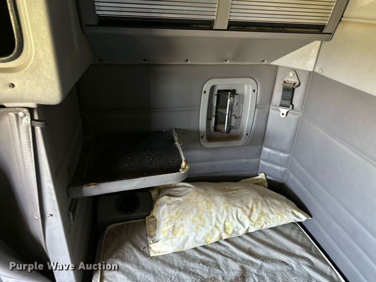 image for item EQ4772 2007 Peterbilt 386 semi truck