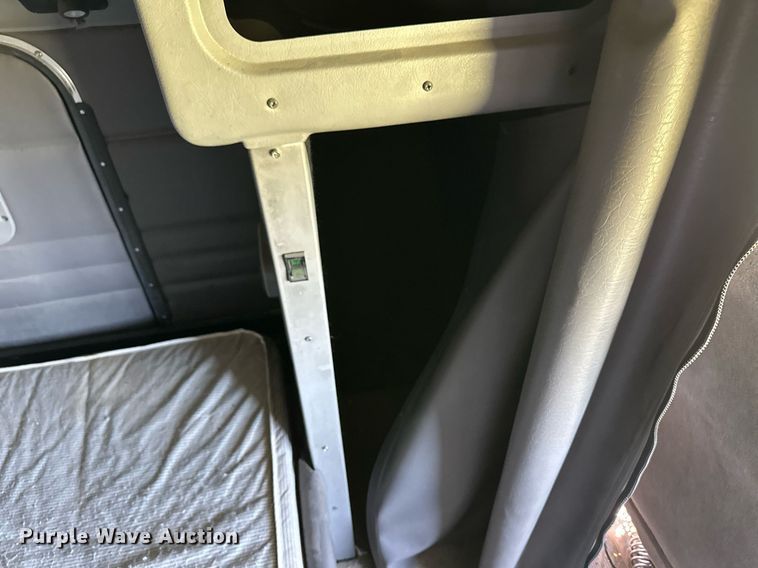 image for item EQ4772 2007 Peterbilt 386 semi truck