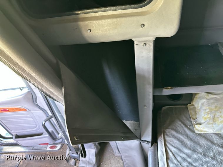 image for item EQ4772 2007 Peterbilt 386 semi truck