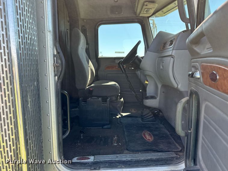 image for item EQ4772 2007 Peterbilt 386 semi truck