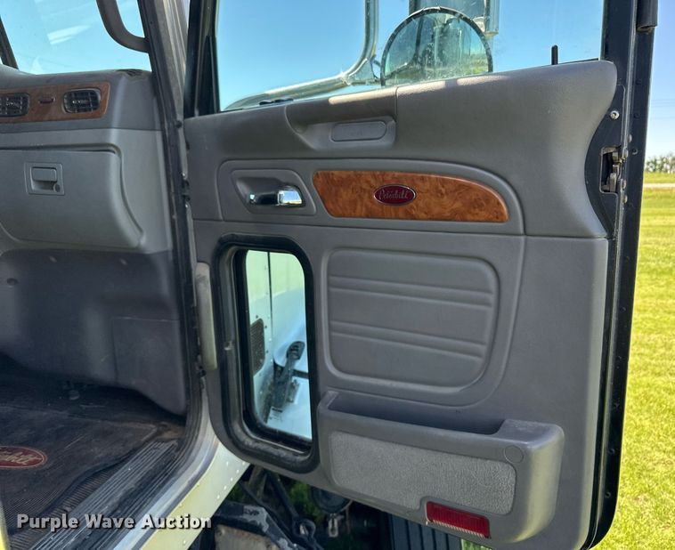image for item EQ4772 2007 Peterbilt 386 semi truck
