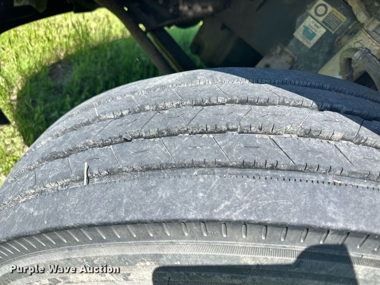 image for item EQ4772 2007 Peterbilt 386 semi truck