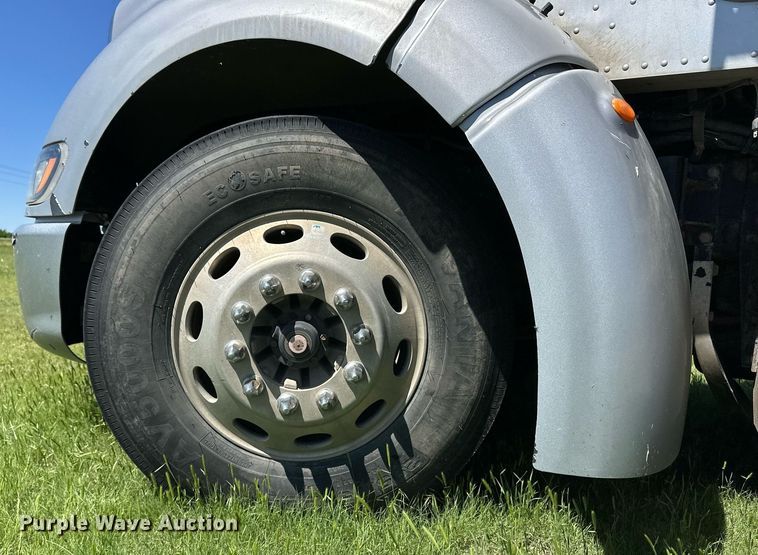 image for item EQ4772 2007 Peterbilt 386 semi truck