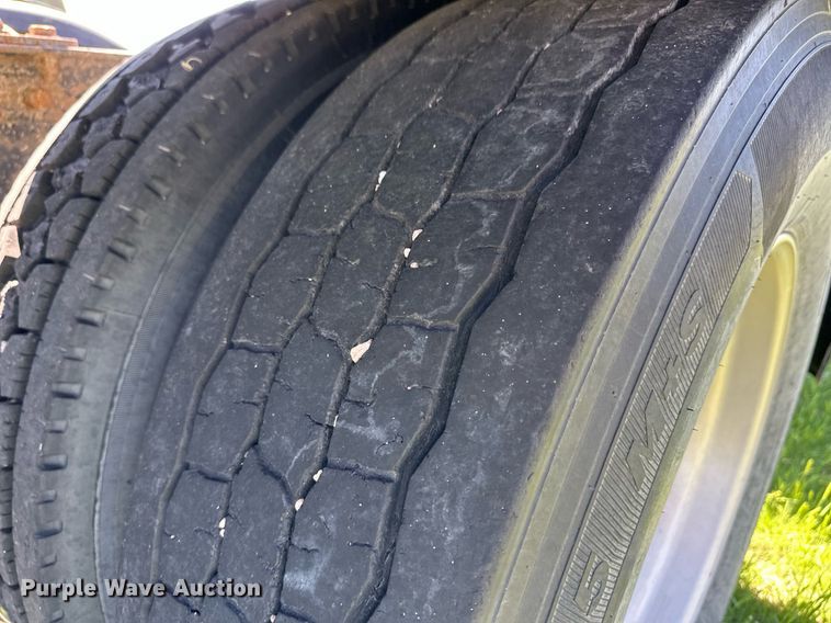 image for item EQ4772 2007 Peterbilt 386 semi truck