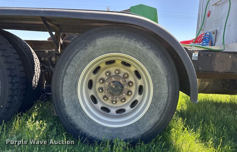 image for item EQ4772 2007 Peterbilt 386 semi truck