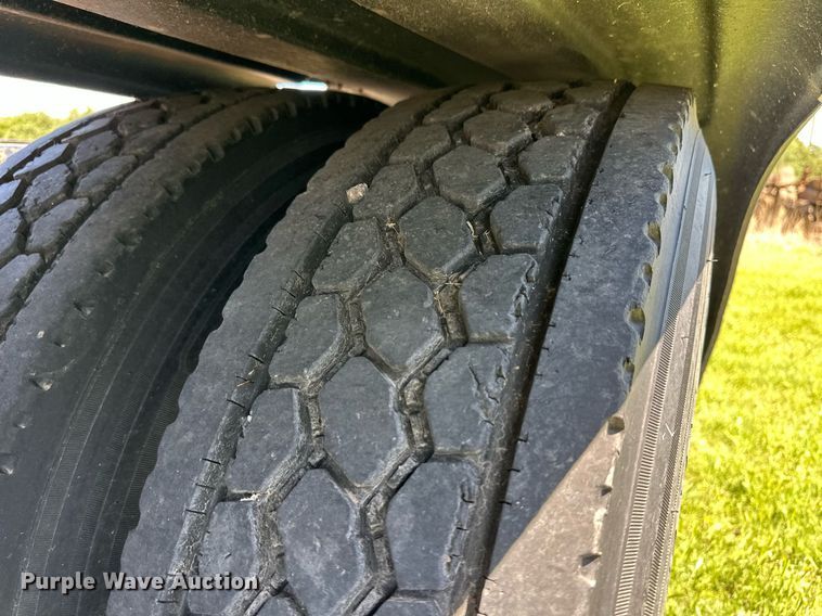 image for item EQ4772 2007 Peterbilt 386 semi truck