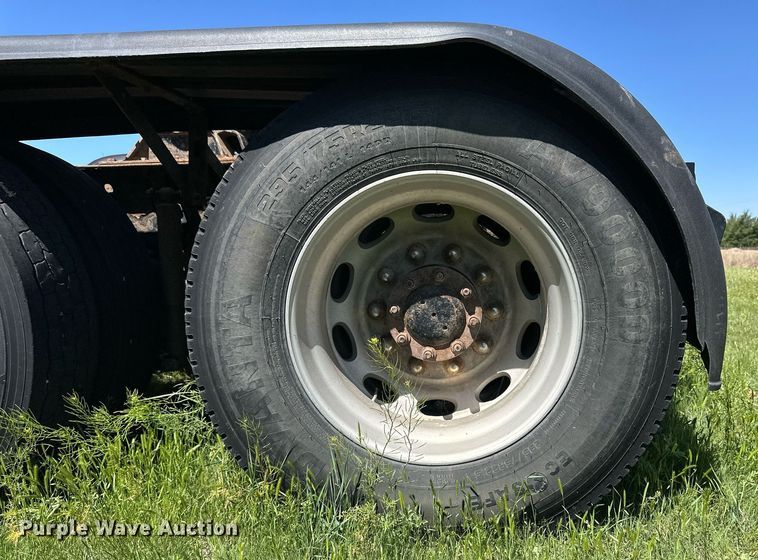 image for item EQ4772 2007 Peterbilt 386 semi truck