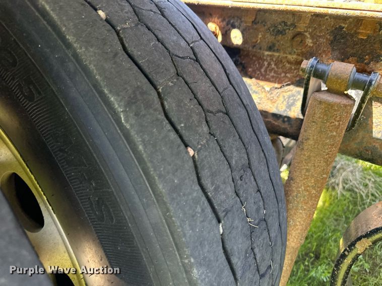 image for item EQ4772 2007 Peterbilt 386 semi truck