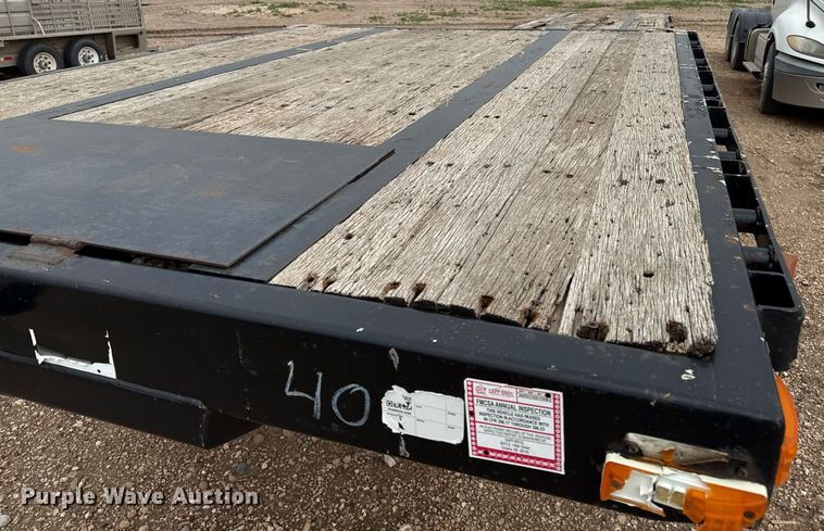 image for item EQ4927 2004 Transcraft drop deck trailer