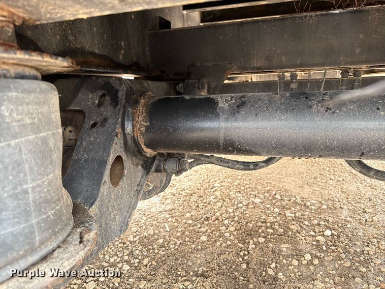 image for item EQ4927 2004 Transcraft drop deck trailer