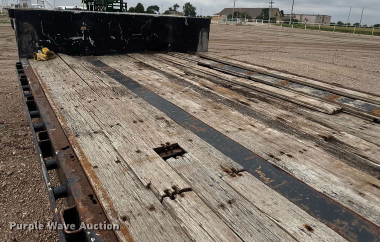 image for item EQ4927 2004 Transcraft drop deck trailer