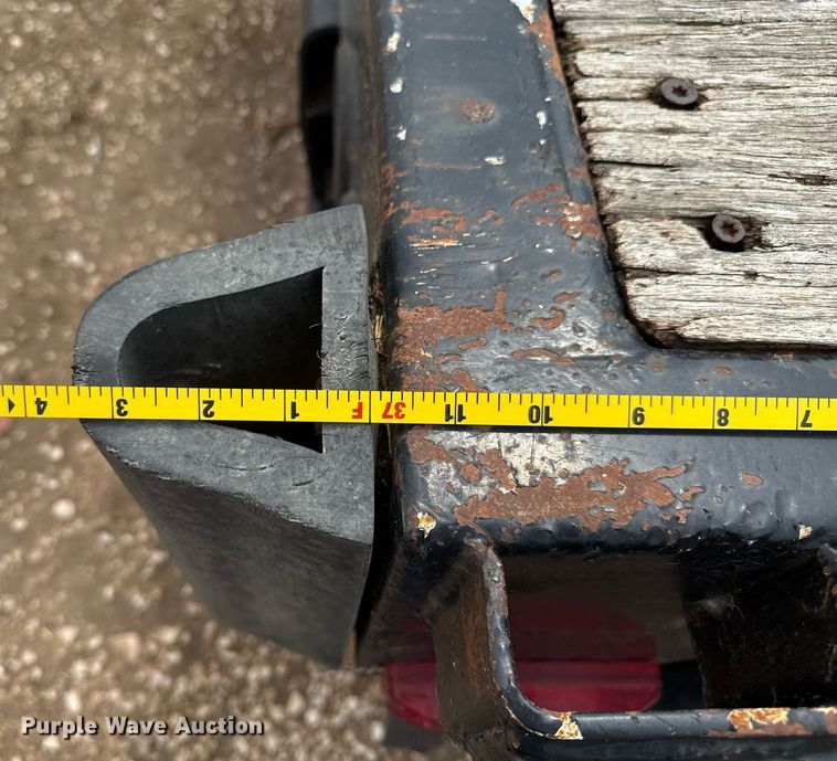 image for item EQ4927 2004 Transcraft drop deck trailer