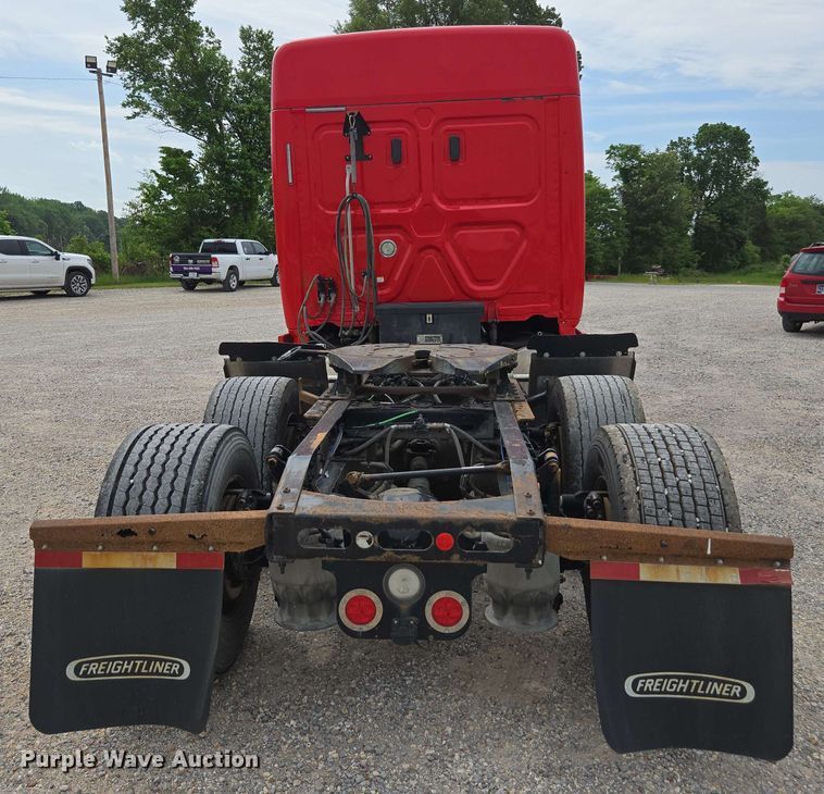 image for item FB9388 2018 Freightliner Cascadia125 semi truck