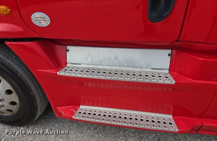 image for item FB9388 2018 Freightliner Cascadia125 semi truck