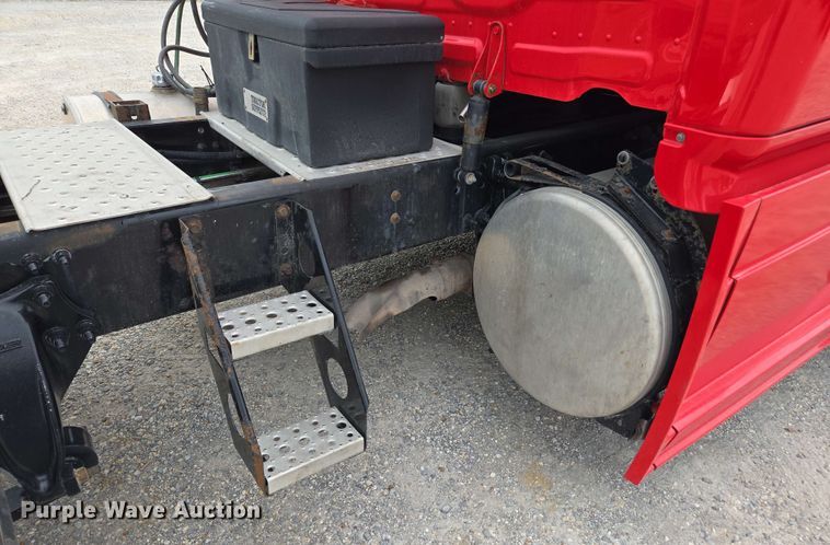 image for item FB9388 2018 Freightliner Cascadia125 semi truck