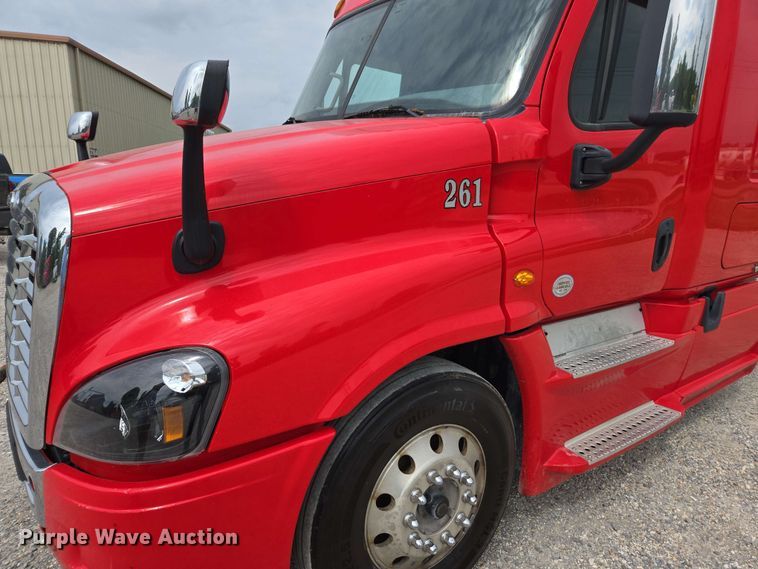 image for item FB9388 2018 Freightliner Cascadia125 semi truck