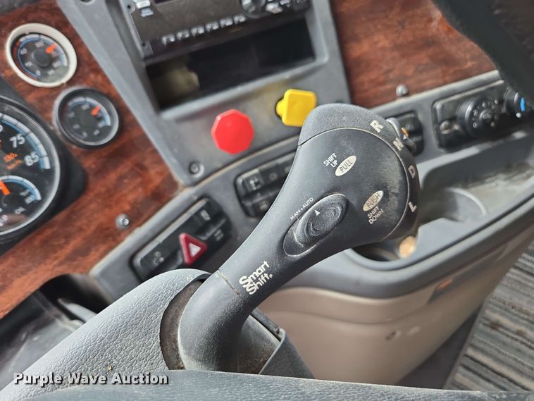 image for item FB9388 2018 Freightliner Cascadia125 semi truck