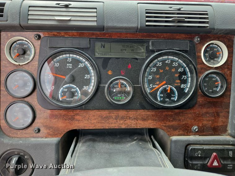 image for item FB9388 2018 Freightliner Cascadia125 semi truck